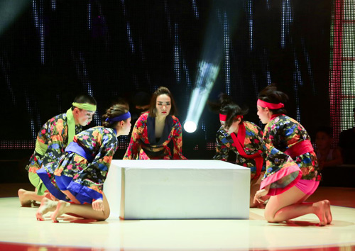 Minh Hằng "nhào lộn" trên sân khấu - 3