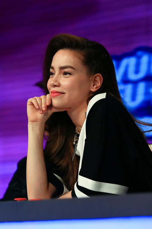 Minh Hằng "nhào lộn" trên sân khấu - 5