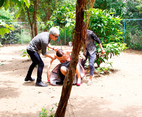 Mỹ nam ngã nhào vì cưỡi đà điểu - 8