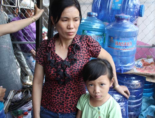 Cháy cửa hàng: Ngất lịm nhìn xác 4 người thân - 2