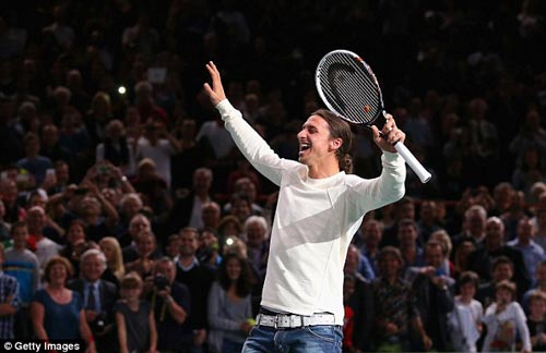 Ibrahimovic biểu diễn đánh tennis với Nole - 4