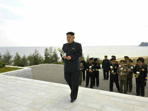 Kim Jong-un viếng mộ 30 người lính chết bí ẩn - 1