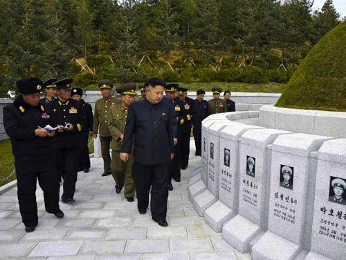 Kim Jong-un viếng mộ 30 người lính chết bí ẩn - 2