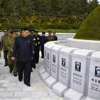 Tin tức trong ngày - Kim Jong-un viếng mộ 30 người lính chết bí ẩn