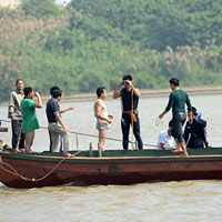 Tin tức trong ngày - Vụ vứt xác: Không có thi thể quanh cầu Thanh Trì