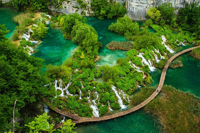Những thác nước tuyệt đẹp ở công viên quốc gia Plitvice, Croatia. Công viên Plitvice gồm nhiều hồ nước phân tầng có màu xanh da trời, xanh lá cây hay xanh ngọc.
