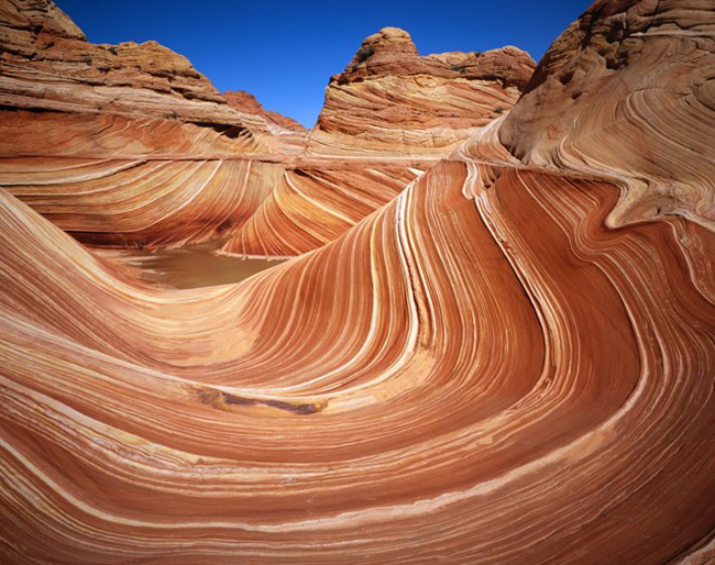 Những hẻm núi đá sa thạch như sóng lượn ở biên giới Arizona-Utah, Mỹ.
