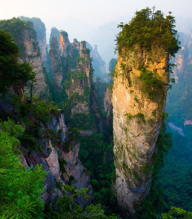 Các ngọn núi đá vôi chọc trời ở công viên quốc gia Zhangjiajie, Trung Quốc được hình thành sau quá trình xói mòn kéo dài hàng triệu năm.
