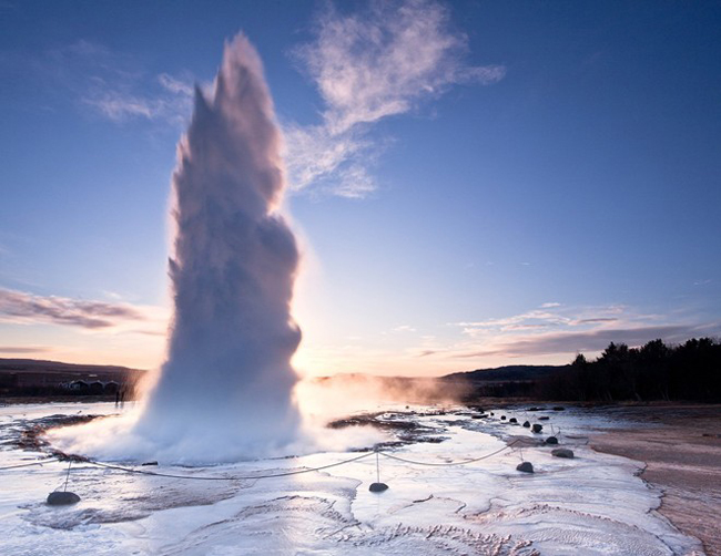 Mạch phun Strokkur ở Iceland mỗi phút lại phun trào 4 đến 8 lần và đẩy nước lên cao 40 m. Macma nóng dưới đất đã làm nóng nước và đẩy chúng phun trào qua lỗ hổng trên mặt đất.

