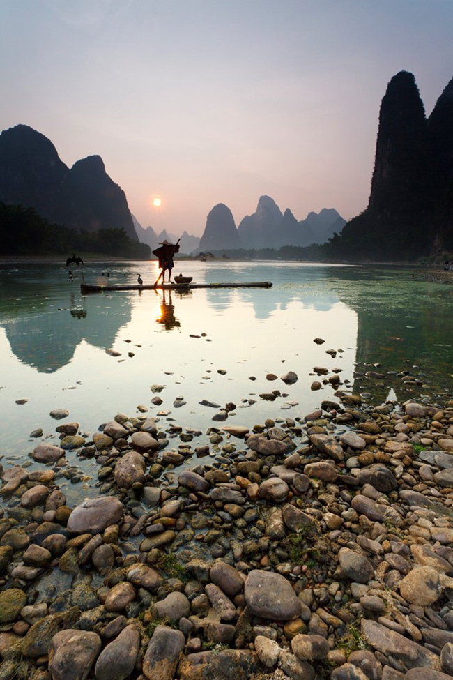 Sông Ly Giang ở Quảng Tây, Trung Quốc nổi tiếng với những đỉnh núi đá vôi lởm chởm, trâu và nghề bắt cá bằng chim cốc.
