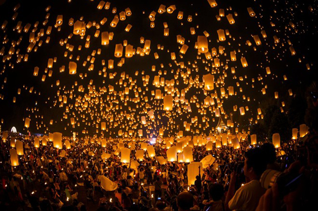 Hàng nghìn đèn lồng được thả trong lễ hội Loi Krathong ở Thái Lan. Lễ hội này diễn ra khi trăng tròn trong tháng 11.
