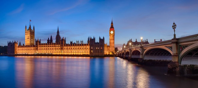 Bức tranh toàn cảnh về tòa nhà Quốc hội Anh, tháp Big Ben, Cầu Westminster, sông Thames ở London lúc hoàng hôn.
