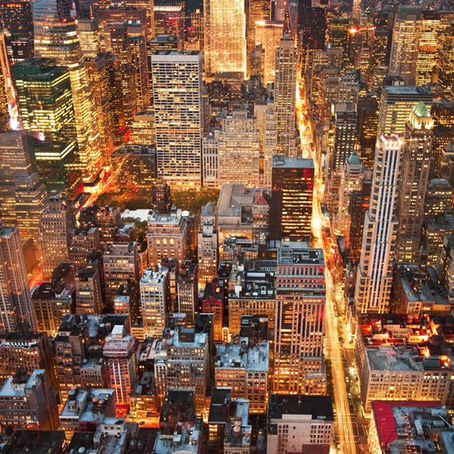 Các tòa nhà chọc trời ở New York trong đêm nhìn từ tòa nhà Empire State.
