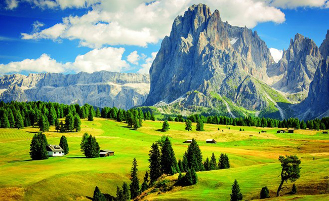 Dãy núi Dolomites ở Italia là một trong những vùng núi đặc biệt và đẹp nhất thế giới.
