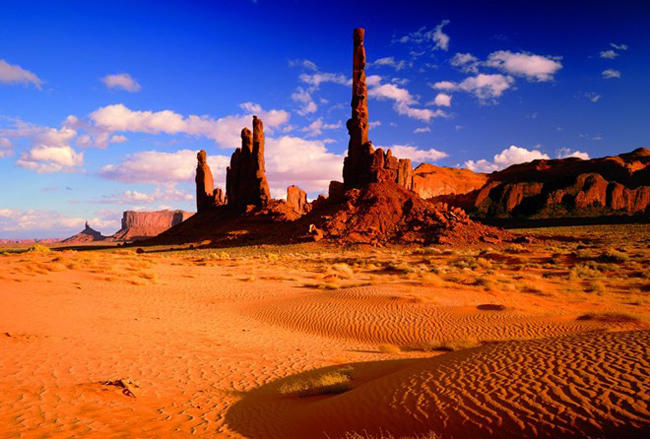 Các cột đá màu đỏ ở công viên thung lũng Monument tại biên giới Arizona-Utah, Mỹ. Những cột đá sa thạch tại đây là kết quả của quá trình xói mòn kéo dài hàng triệu năm. Chúng có màu đỏ là do có oxit sắt.
