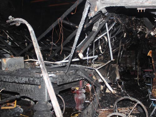 Phá tường, giải cứu 2 cô gái trong “biển lửa” - 2