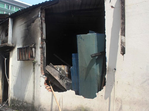 Phá tường, giải cứu 2 cô gái trong “biển lửa” - 3