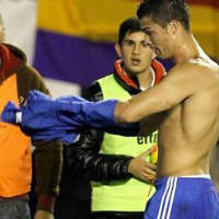Bóng đá - Sút trúng mặt fan, Ronaldo cởi áo tặng