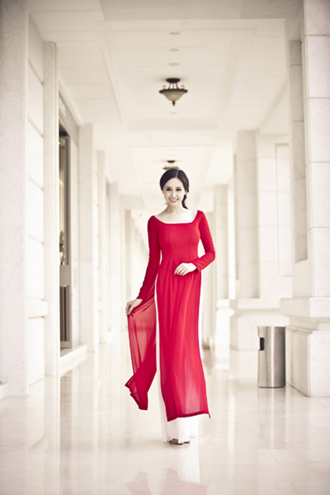 Vóc dáng hoàn hảo của cô thật thích hợp mặc áo dài
