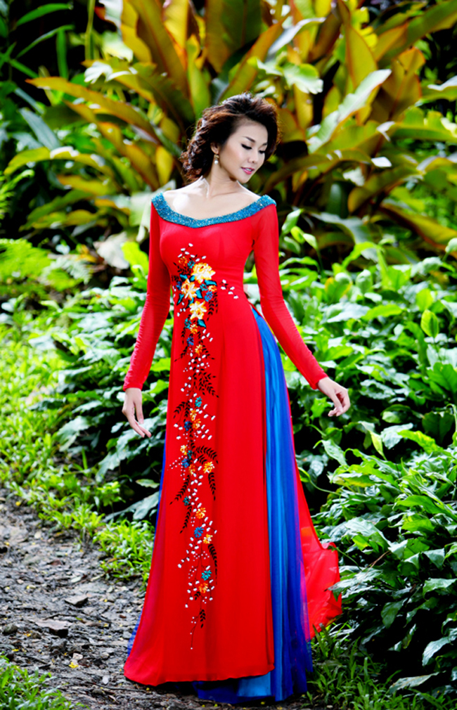 Siêu mẫu Thanh Hằng đẹp ngất ngây trong tà áo dài đỏ cách điệu.
