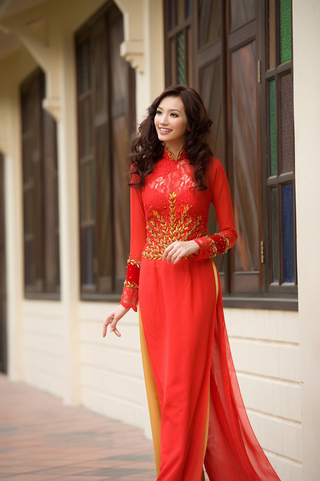 Mỹ nhân âm mưu giày gót nhọn – Trúc Diễm thả dáng trong tà áo dài đỏ truyền thống.
