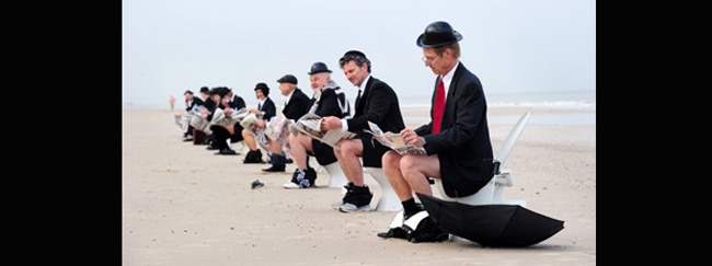 Bãi biển Henley, Úc đã xảy ra một cuộc biểu tình lên tiếng về hệ thống nhà vệ sinh công cộng bằng cách đưa những bồn cầu ra biển và ngồi lên đó. 12 người tham gia đều ăn mặc chỉnh tề, đầu đội mũ quả dưa lê và đang giả vờ đi cầu.
