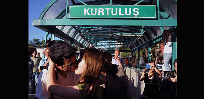 Hàng chục cặp thanh niên của Thổ Nhĩ Kỳ đã có một cuộc biểu tình kỳ lạ khi cùng đồng loạt hôn nhau tại một ga tàu để đòi quyền thể hiện tình yêu nơi công cộng.

