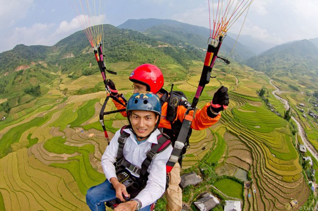 Hai thành viên của CLB VietWings Hà Nội trên chuyến bay xuống thung lũng Tú Lệ - Yên Bái.
