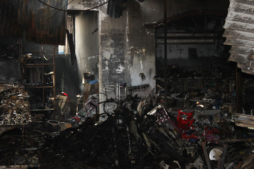 Cháy cửa hàng 4 người chết: Không một lối thoát - 1