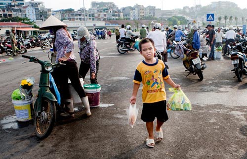 Những đứa trẻ bị thất học, vất vưởng nơi bến cá - 11