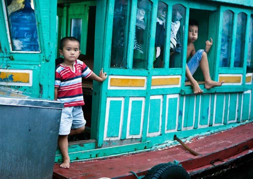 Những đứa trẻ bị thất học, vất vưởng nơi bến cá - 3