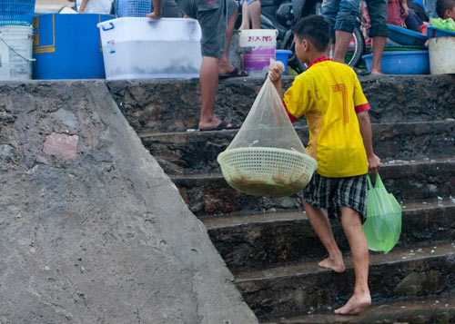 Những đứa trẻ bị thất học, vất vưởng nơi bến cá - 4