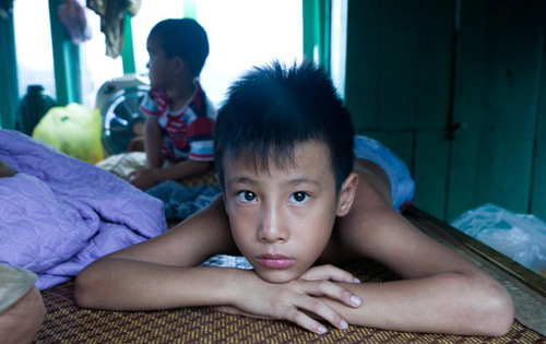 Những đứa trẻ bị thất học, vất vưởng nơi bến cá - 5