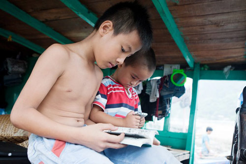 Những đứa trẻ bị thất học, vất vưởng nơi bến cá - 6