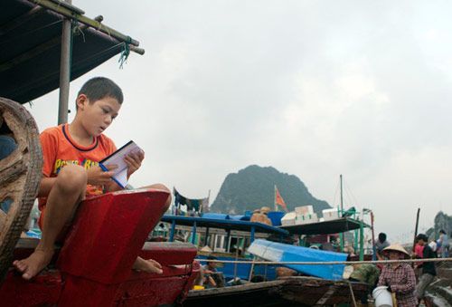 Những đứa trẻ bị thất học, vất vưởng nơi bến cá - 7