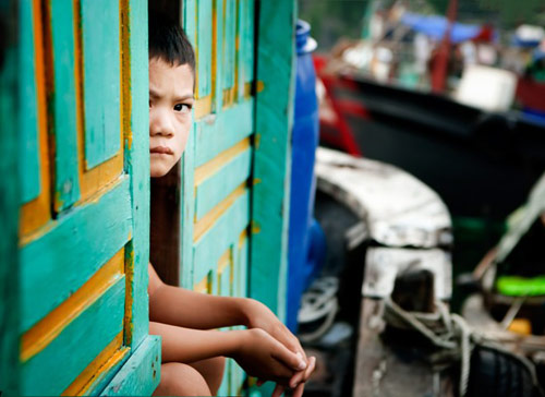 Những đứa trẻ bị thất học, vất vưởng nơi bến cá - 9