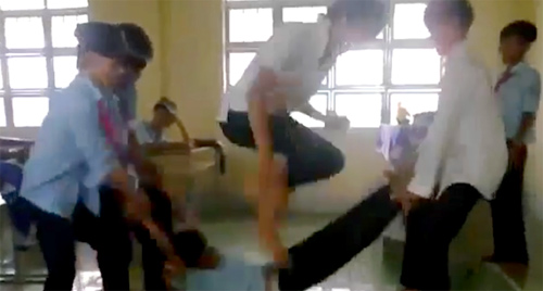 Học sinh chơi trò nhảy dây bằng... người - 1