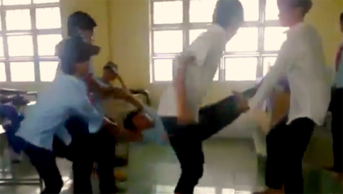 Học sinh chơi trò nhảy dây bằng... người - 2