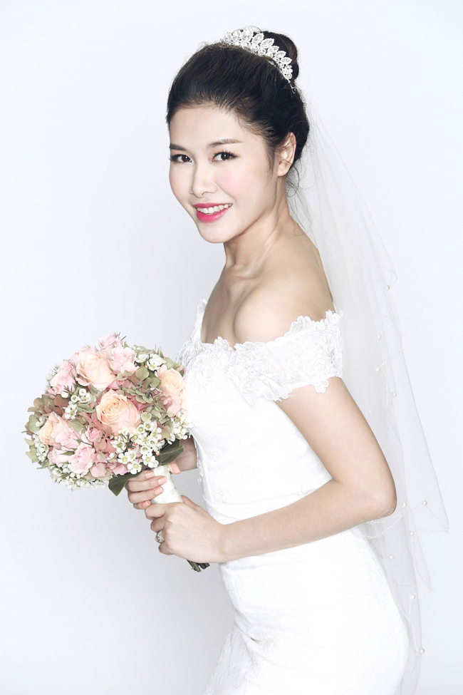 Bộ ảnh cưới của Đăng Khôi và Thủy Anh được thực hiện bởi nhiếp ảnh gia Tee Lee và nhà thiết kế Chung Thanh Phong.
