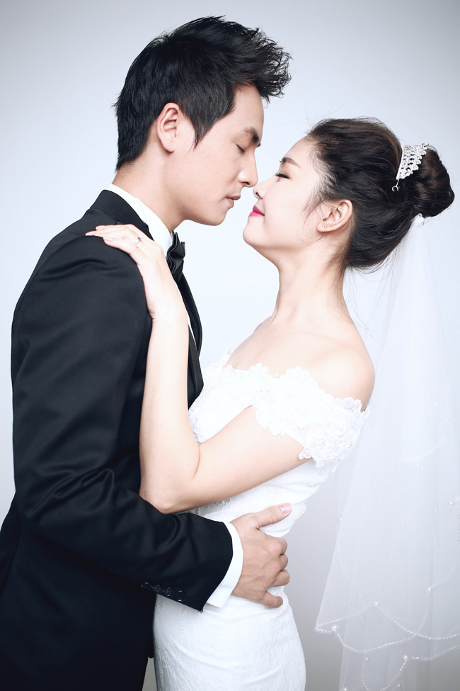 Mới đây, nam ca sỹ Đăng Khôi đã khiến nhiều người bất ngờ khi tung loạt ảnh cưới ôm hôn vợ tình tứ trong trang phục cô dâu chú rể.
