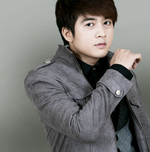 Phi Trường hát lại hit giám khảo The Voice Trung - 2