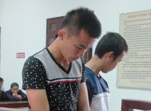 Cho cô gái đi nhờ xe rồi hãm hiếp - 1