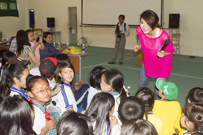 Ngọc Quyên được các em nhỏ vây kín - 5