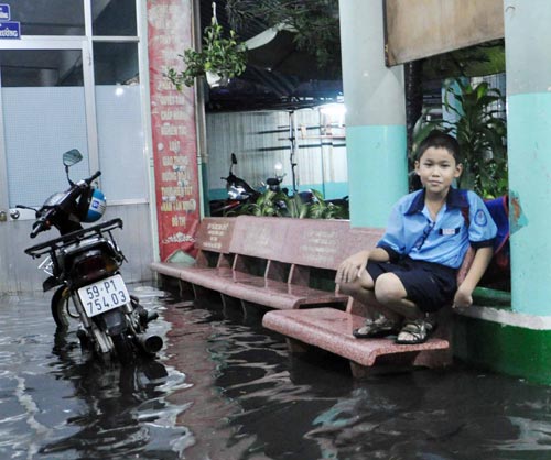 TPHCM ngập giờ tan trường, trẻ bì bõm lội nước - 4