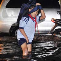 Tin tức trong ngày - TPHCM ngập giờ tan trường, trẻ bì bõm lội nước