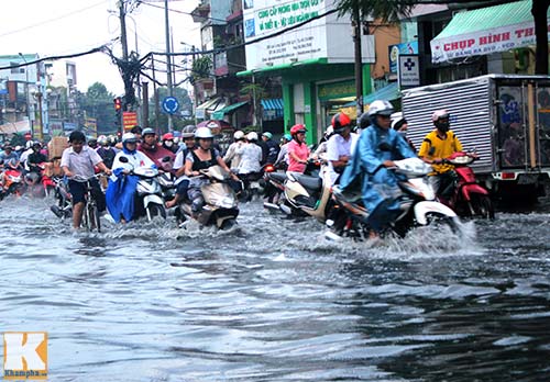 Mưa lớn, triều cường "biến" Sài Gòn thành sông - 1