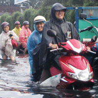 Tin tức trong ngày - Mưa lớn, triều cường "biến" Sài Gòn thành sông