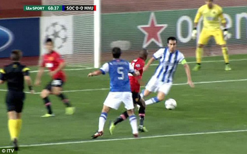 Ashley Young lại đóng kịch kiếm penalty? - 1