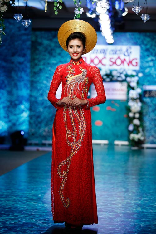 Trúc Diễm được bế ra sàn catwalk - 6