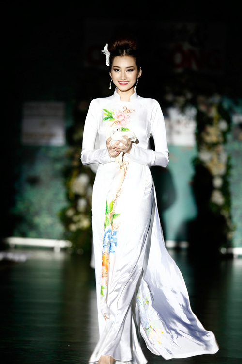 Trúc Diễm được bế ra sàn catwalk - 4